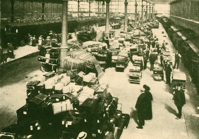 1930年假期期间，乘客在布莱克浦塔尔伯特路车站的行李。 作者 不明