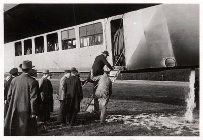 登上齐柏林飞艇LZ 11的乘客维多利亚·路易丝（Viktoria Luise），c1912-1914 1933年 作者 不明