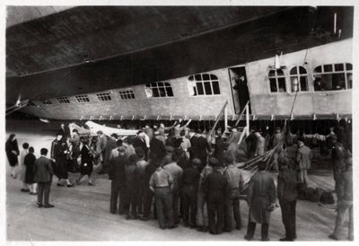 登上齐柏林飞艇LZ 127齐柏林飞艇的乘客，1933年 作者 不明