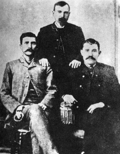 帕特·加勒特（Pat Garrett），詹姆斯·布伦特（James Brent）和约翰·W·坡（John W Poe），林肯县治安官，c1880-1882年，1954年 作者 不明