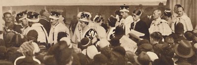 同行寻求汽车，穿越人群，1937年 作者 不明