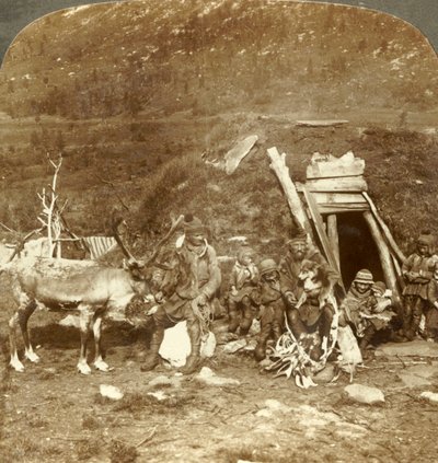 挪威特罗姆瑟（Tromsoe）附近寒冷的北拉普（North-Lapp）家庭和家庭的人们，大约在1905年。 作者 不明