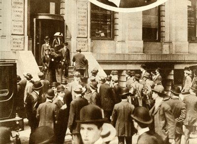 人们等待泰坦尼克号的消息...美国纽约市，1935年4月19日。 作者 不明