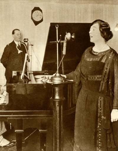 表演者在1923年和1935年在伦敦萨沃伊山（Savoy Hill）2LO的一个录音棚中演唱二重奏。 作者 不明