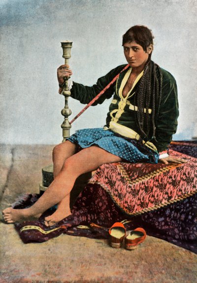Persane Fumant Le Kalgan，1900年在卡尔甘吸烟的波斯女性。 作者 不明