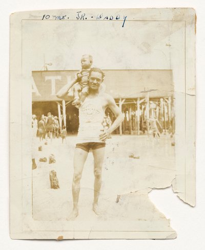 劳伦斯-莱斯利-麦克维下士和他儿子小劳伦斯-麦克维的照片，1925年。 作者 不明