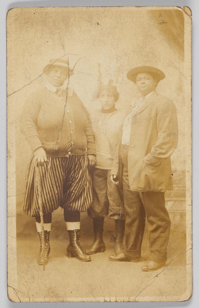 三位身份不明的妇女的摄影明信片，1904-1918年。 作者 不明