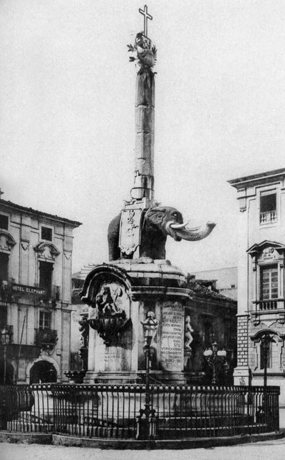 大教堂广场大教堂广场，卡塔尼亚，西西里岛，意大利，c1923 作者 不明