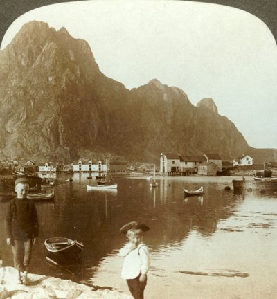 风景如画的斯沃尔韦尔（Svolvaer），位于挪威北部罗弗敦群岛（Lofoten Islands）的最北端的钓鱼站，建于1905年。 作者 不明