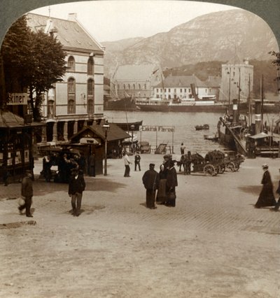 美丽如画的老堡垒卑尔根hus，从一个正方形在现代镇，卑尔根，挪威，1905年。 作者 不明