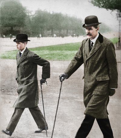 爱德华王子（Prince Edward）和他的老师HP汉塞尔（HP Hansell）同行，1936年12月19日在法国奥特伊（Auteuil） 作者 不明