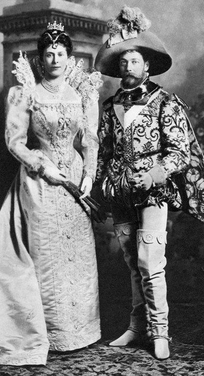 1897年，德文郡郡立舞会的乔治王子和泰克玛丽穿着化装 作者 不明