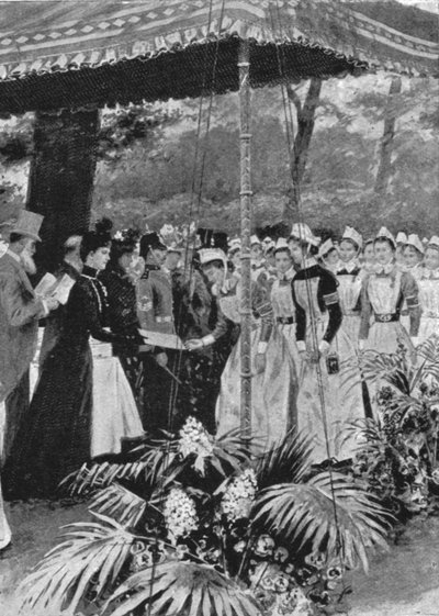 1899年7月21日，亚历山大公主在1899年7月21日在马尔伯勒故居向护士颁发证书。 作者 不明