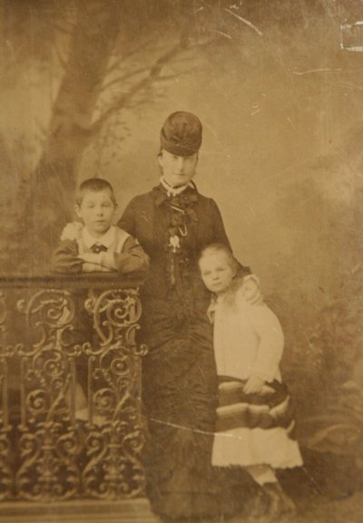 叶卡捷琳娜（Ekaterina）Mikhailovna Yurievskaya公主与孩子乔治（Georgy）和奥尔加（Olga），1870年代末至1880年代初。 作者 不明
