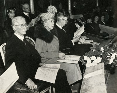 玛丽皇后（Queen Mary）在1945年，1951年在皇家阿尔伯特音乐厅举行的感恩节胜利音乐会上。 作者 不明