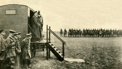泰克王后玛丽（Mary of Teck）于1915年，大约1920年在汉普郡的Aldershot探访士兵。 作者 不明