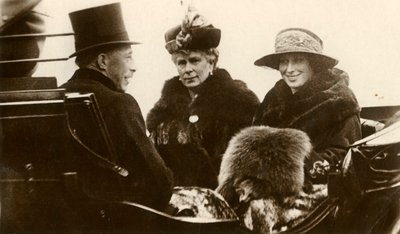 玛丽女王（Queen Mary）与皇家公主和子爵夫人Lascelles，1923年。 作者 不明
