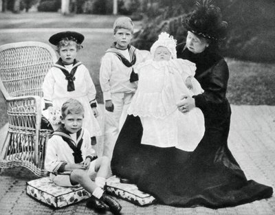 维多利亚女王（Queen Victoria）和她的大孙子在怀特岛的奥斯本楼（Osborne House），怀特岛，1900年 作者 不明