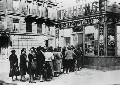1940年6月28日，德国占领的巴黎，一家奶制品店外的妇女排队 作者 不明