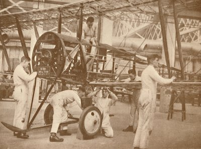 英国皇家空军的学徒在白金汉郡哈尔顿的技术学校里操纵飞机，1927年 作者 不明
