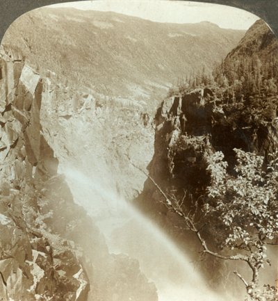 彩虹在Rjukanfos的浪花中，挪威，摄于1905年。 作者 不明