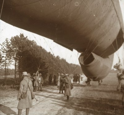 升起观测气球，法国北部，索姆，1916年 作者 不明