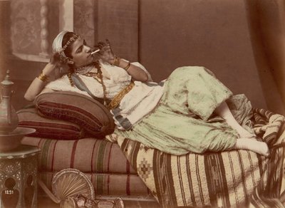 躺着抽烟的女人，1870-90。 作者 不明