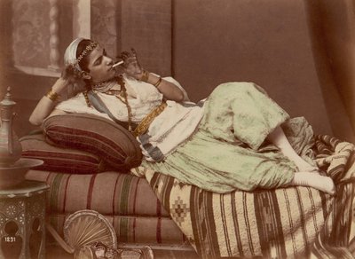 [躺着抽烟的女人]，1870-90。 作者 不明
