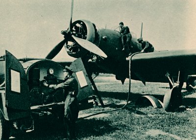为韦尔斯利轰炸机加油，1940年 作者 不明