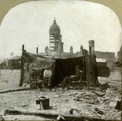 1906年，从废墟中收集的波纹铁皮废料制成的难民营。 作者 不明