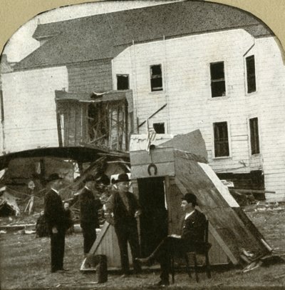 难民营，在废墟的前住宅在背景中。这是1906年的地震工作。 作者 不明