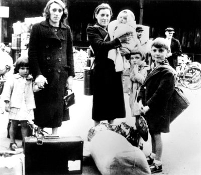 1940年7月，德国人占领的巴黎，带物品的难民 作者 不明