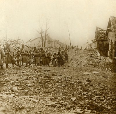 1916年法国北部Douaumont袭击中的救援步兵 作者 不明
