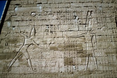 拉美西斯三世镇压敌人的浮雕，拉美西斯三世陵墓庙，Medinat Habu，约公元前1200年 作者 不明