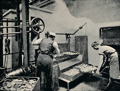 从烤箱中取出饼干，c1917 作者 不明