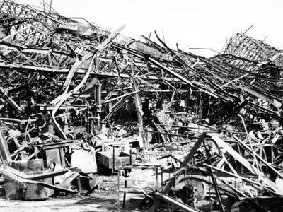 雷诺工厂，1940-1944年在巴黎附近的塞夫尔，被同盟炸弹摧毁 作者 不明