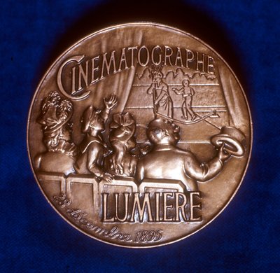 纪念卢米埃尔兄弟（Lumiere brothers）摄影50周年的纪念章的反面，1945年 作者 不明