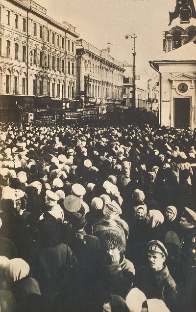 俄罗斯莫斯科特维尔大街（Tverskaya）的革命人群，c1905-c1917 作者 不明