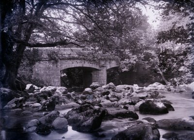 河和桥梁在普利茅斯附近在德文郡，1920年。 作者 不明