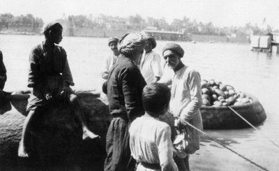 载满甜瓜的河船，伊拉克，巴格达，底格里斯河，1917-1919年 作者 不明