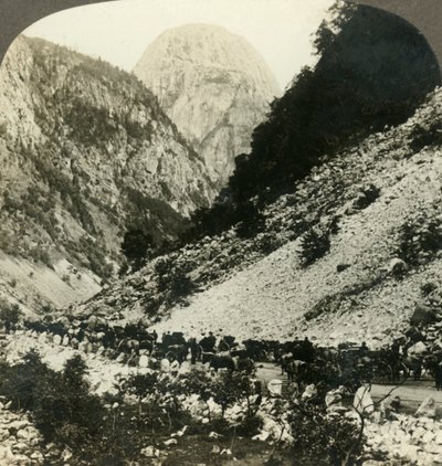 岩石Jordalsnut 3620英尺，从路边装满游客推车，挪威，大约1905年。 作者 不明