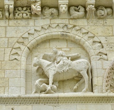 Romanesque art: detail of the facade depicting Hugues de Surgeres and Geoffroy de Vendome or Emperor Constantine I the Great whose foot of the horse would tread Heresie and Christ triumphant of Evil and Death, Notre Dame (Notre-Dame) de Surgeres (17700) 作者 不明