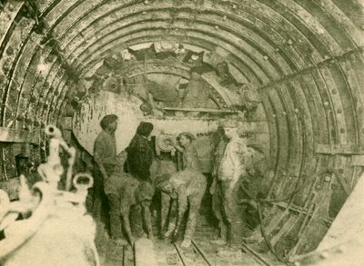 c1930年，在城市和南伦敦铁路线的扩大管中工作的旋转切割机。 作者 不明