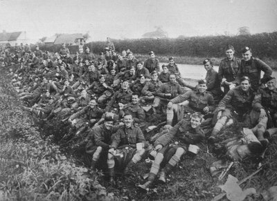 皇家陆军医疗队新兵在露天用餐，1915年 作者 不明