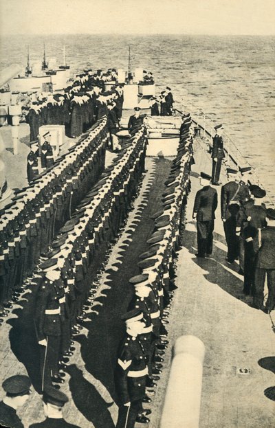 皇家海军陆战队在c2939-c1943 1944年的第二次世界大战舰艇上游行。 作者 不明