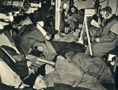 皇家海军陆战队在第二次世界大战（c1939-c1943 1944）的军舰炮楼中睡觉。 作者 不明