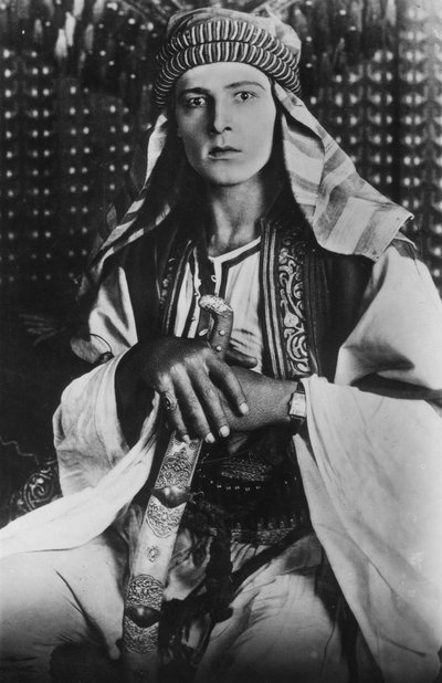 鲁道夫·瓦伦蒂诺（Rudolph Valentino）1895-1926年于谢赫（Sheikh），1921年 作者 不明