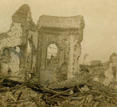法国北部康布尔斯，损毁的教堂，c1914-c1918 作者 不明