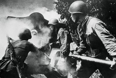 行动中的俄罗斯炮兵，东线，1943年 作者 不明