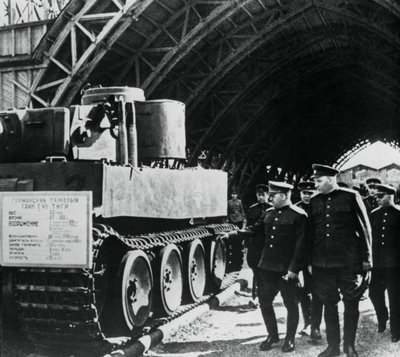 1943年，俄罗斯将军对被俘德国武器的博览会进行检查 作者 不明